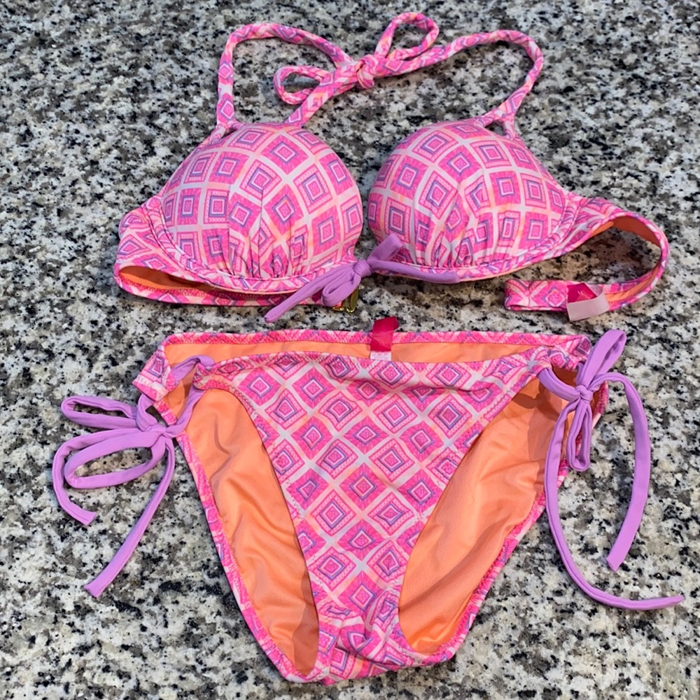 Victoria secret swimsuit set. Bottom:small push up top: 32B